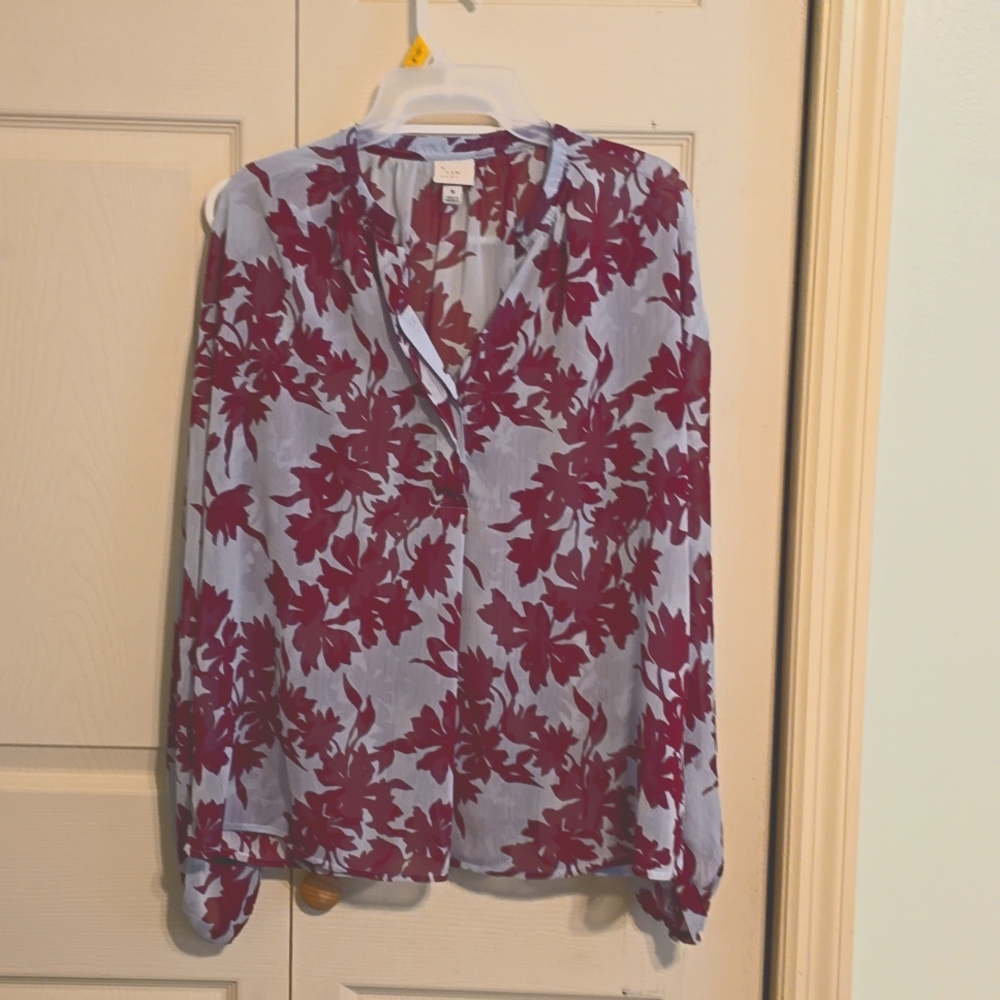 A new day blue and burgundy blouse 👚 💙